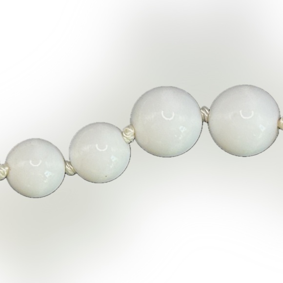 Vintage mid-century white graduated chunky beaded necklace made in Japan 14”+4” - Picture 11 of 12